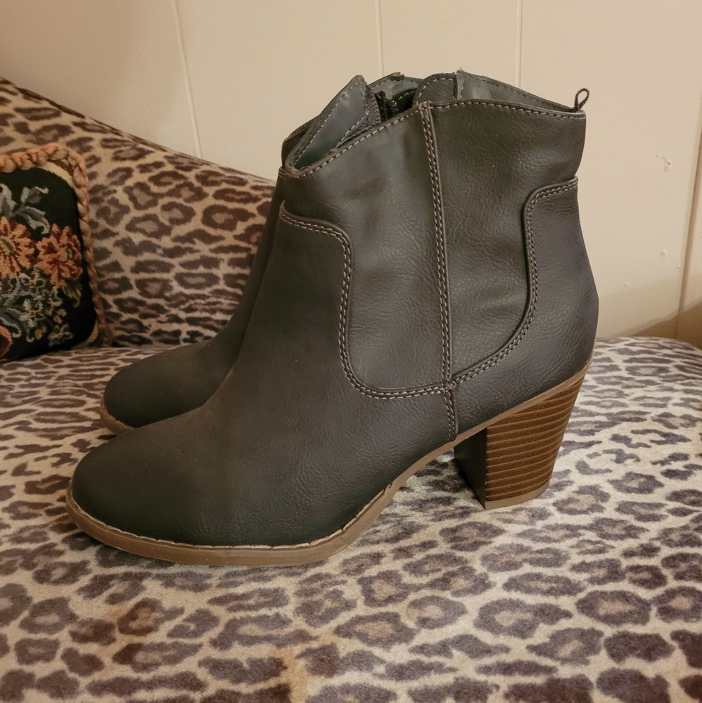 New Old Navy Grey Charcoal Booties Size 9
